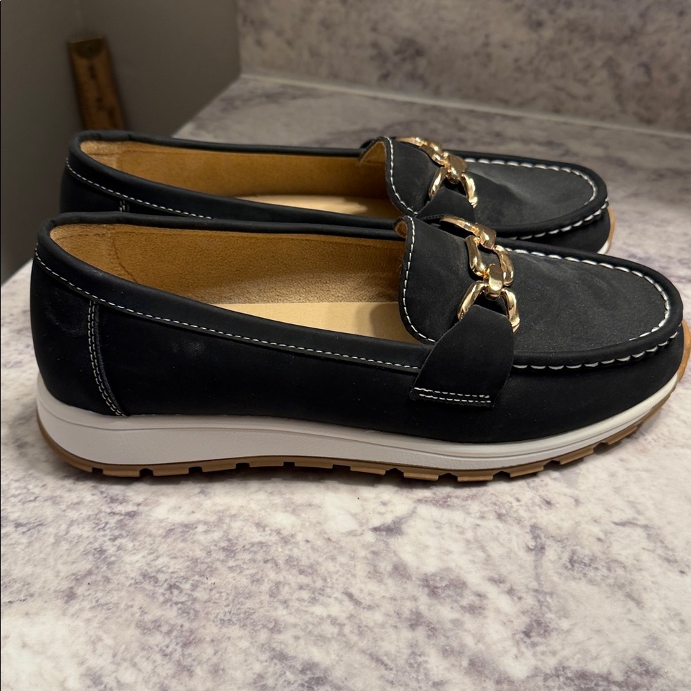 Black Women's Chain-Accent Loafers size 8 - Picture 2 of 5